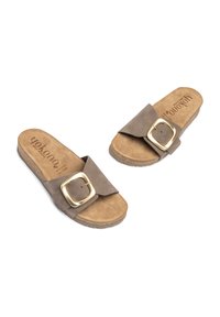 Infradito di colore marrone chiaro con una larga fascia incrociata in suede e una grande fibbia dorata. Soletta morbida e testurizzata e suola in gomma resistente.