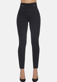 Czarne spodnie z wysokim stanem o gładkiej fakturze, z dwoma metalicznymi akcentami na pasku i dopasowanym kroju.