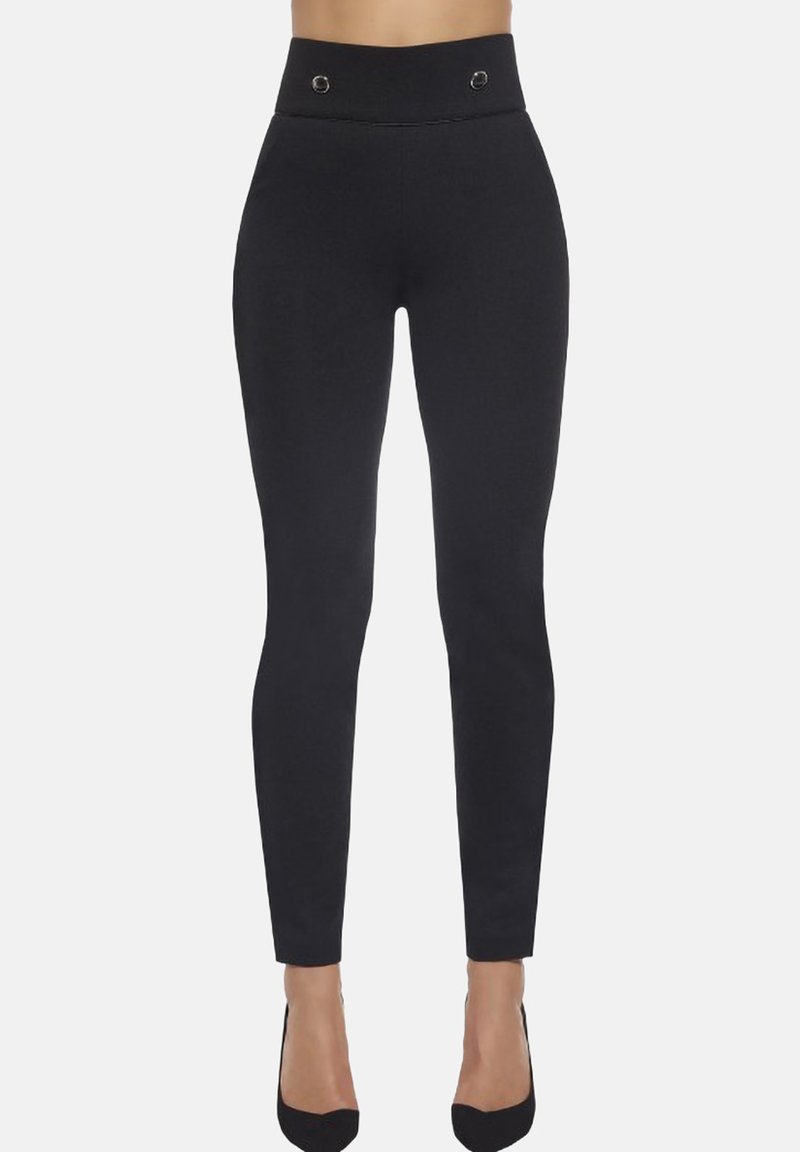 Czarne spodnie z wysokim stanem o gładkiej fakturze, z dwoma metalicznymi akcentami na pasku i dopasowanym kroju.