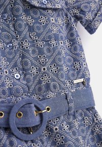 Niebieska haftowana sukienka z krótkimi rękawami, zapinana na guziki, z kwiatowymi wzorami i materiałowym paskiem z okrągłą klamrą w złotym odcieniu.