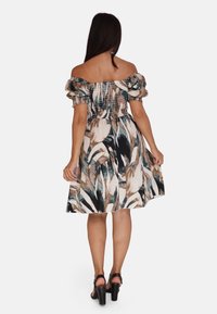 Vestido con los hombros descubiertos y mangas abullonadas, con un estampado floral en tonos de verde azulado, marrón y crema. Cuerpo fruncido, falda acampanada.
