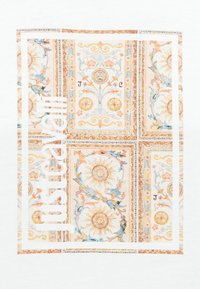 Τετράγωνο μαντήλι με περίτεχνα μοτίβα ήλιου και λουλουδιών σε παστέλ πορτοκαλί, μπλε και χρυσό, περιτριγυρισμένο από λευκό περίγραμμα με το κείμενο «Castevall».