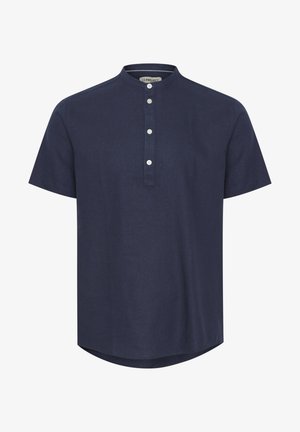 Chemise bleu marine à manches courtes avec un col mandarin, dotée d'une patte de boutonnage avec quatre boutons blancs et un ourlet arrondi.