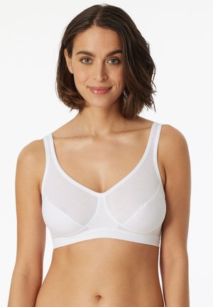 Weißer drahtloser Bralette mit V-Ausschnitt, weichem Material, breiten Trägern und dezenten Nahtdetails für Unterstützung. Glatte Textur.