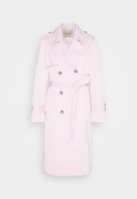 Trench-coat rose clair à double boutonnage avec larges revers, épaulettes boutonnées, taille ceinturée et bracelets aux poignets, présenté sur un fond uni.