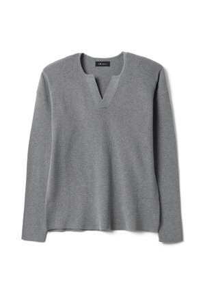 Grau gestrickter Pullover mit langen Ärmeln, einem eingekerbten V-Ausschnitt und geradem Saum, gezeigt auf weißem Hintergrund.