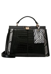 Sac à main noir à texture crocodile avec panneaux latéraux imprimé serpent, étiquette rayée zèbre, poignée supérieure et fermoir doré marqué River Island.