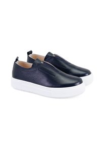 Marine lederen instap schoenen met een gestructureerde afwerking, witte rubberen zool en een klein aantrekstripje aan de hiel voor gemakkelijk aan- en uittrekken.