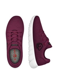 Bordeauxfarbene Sneakers mit einem weichen Textil-Obermaterial, weißer Gummisohle, runder Zehenform und schwarzem Logodetail an den Seiten. Mit Schnürverschluss.