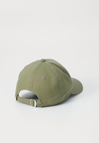 Oliven grønn bomull baseballcap med buet skjerm, seks paneler, broderte ventilasjonsåpninger og justerbar stropp bak.