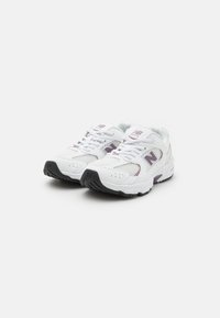 Adidași albi din material tip plasă, cu accente mov, guler căptușit și talpă texturată din cauciuc negru. Au șireturi și logo pe limbă.