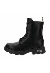 Stivaletto in pelle nera con lacci frontali, suola in gomma piatta e linguetta sul retro. Caratterizzato da dettagli del logo argentato sul lato.