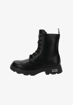 Stivaletto in pelle nera con lacci frontali, suola in gomma piatta e linguetta sul retro. Caratterizzato da dettagli del logo argentato sul lato.