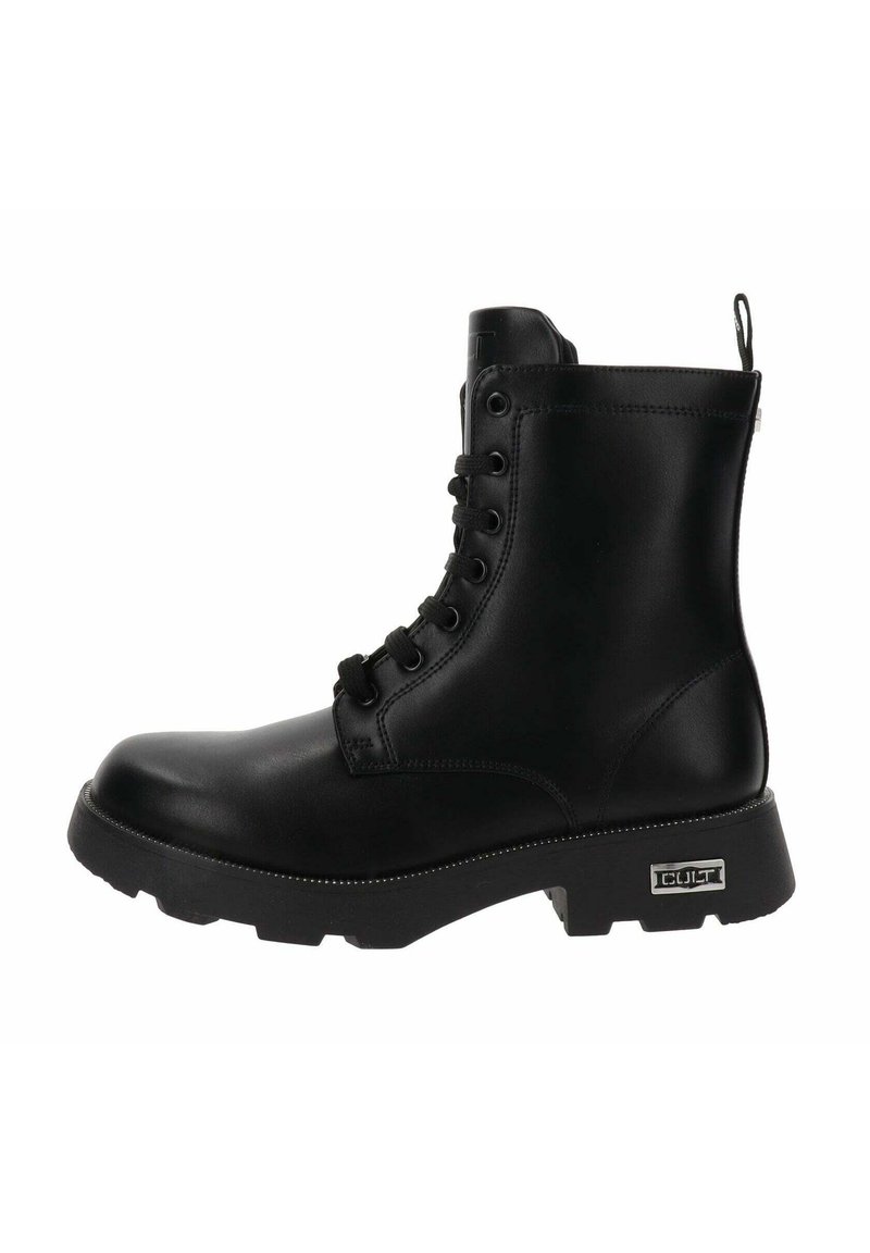 Stivaletto in pelle nera con lacci frontali, suola in gomma piatta e linguetta sul retro. Caratterizzato da dettagli del logo argentato sul lato.