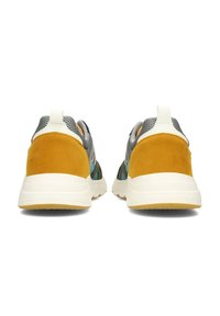 Zapatillas multicolores con parte superior de malla gris, talón de ante amarillo, suela blanca y acentos turquesa en los laterales.