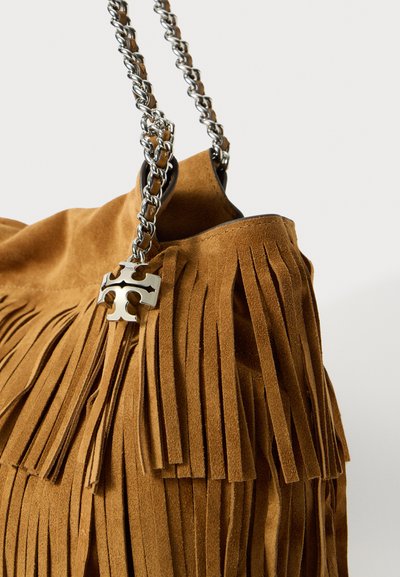 Borsa in suede marrone con dettagli in frange, manico a catena in argento e un accento con logo. Texture morbida con un design morbido.