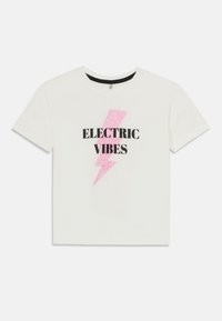 Vit t-shirt med kort ärm som har en rosa glittrande blixtgrafik och texten "ELECTRIC VIBES" i fet svart skrivstil.