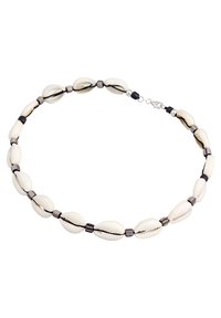 Collier en coquillage blanc avec des accents métalliques, présentant une finition lisse et des formes irrégulières, monté sur un cordon noir avec un fermoir.