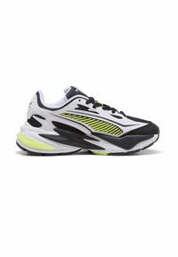 Sportliche Sneakers in Weiß, Schwarz und mit lebhaften gelben Akzenten. Sie verfügen über ein Obermaterial aus Netzgewebe, eine dicke Sohle und ein strukturiertes Design mit reflektierenden Details.