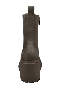 Szary zamszowy botek za kostkę o gładkiej fakturze, zaokrąglonym czubku i obcasie typu słupek. Posiada zamek z tyłu oraz pętelkę ułatwiającą zakładanie.