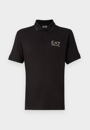 Polo noir avec un col, des manches courtes, une patte de boutonnage à trois boutons et des détails en or sur la poitrine. Texture de tissu lisse.