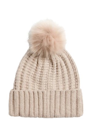 Beanie beige lavorato a maglia con texture a coste, risvolto e pompon peloso in cima. Il materiale sembra morbido e caldo.