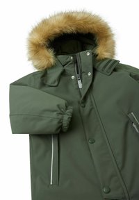 Giacca parka verde con cappuccio foderato in pelliccia, bottoni a scatto, polsini elasticizzati e tasche laterali con dettagli riflettenti. Texture morbida e design robusto.