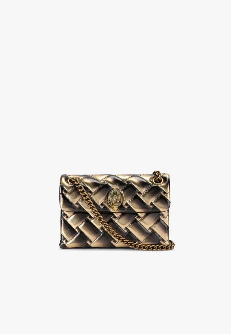 Porte-monnaie en métal doré avec un design tissé, une chaîne en bandoulière et un fermoir décoratif avec un motif de main complexe.