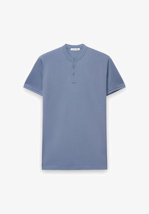 Jasnoniebieska koszulka henley z krótkim rękawem wykonana z bawełny, z trzema guzikami przy kołnierzu i luźnym krojem. Miękka w dotyku, minimalistyczny design.