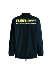 Chaqueta negra de manga larga, con puños elásticos y dobladillo con cordón. Presenta un atrevido texto amarillo: "RBR 2004" y "TE DA ALAS" en la parte posterior.