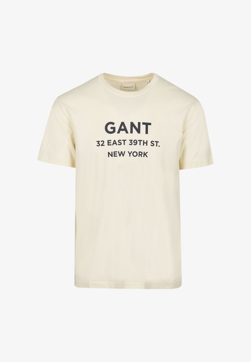 Roomkleurig katoenen T-shirt met korte mouwen met de tekst "GANT 32 East 39th St. New York" in zwart gedrukt op de voorkant.