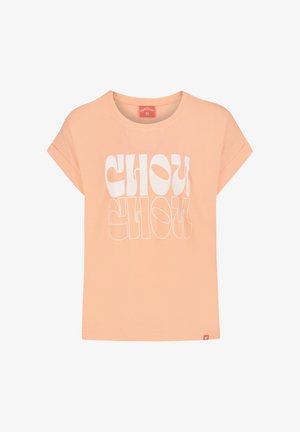 Perzikkleurig T-shirt met korte mouwen, witte gestileerde tekst "Chou Chou" op de voorkant en een klein hartlabel aan de onderzoom.