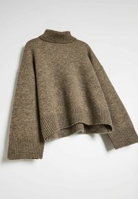 Brązowy sweter z golfem, luźny krój, prążkowane mankiety i dół, teksturowana tkanina, szerokie rękawy i skrócona długość.