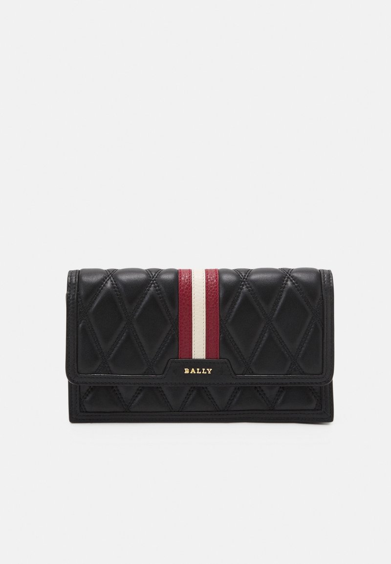Portefeuille en cuir matelassé noir avec des rayures verticales rouges et blanches et le logo doré "BALLY" sur le rabat avant.