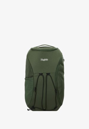 Grüner Rucksack mit glatter Stoffoberfläche, ausgestattet mit einem oberen Griff, einer seitlichen Netztasche und schwarzen verstellbaren Riemen. Logo auf der Vorderseite angebracht.