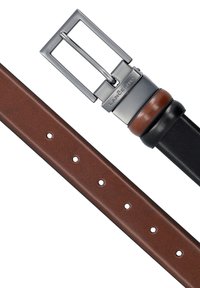 Brązowy skórzany pasek z czarnymi akcentami, wyposażony w srebrną metalową klamrę i kilka otworów do regulacji. Elegancki design o gładkiej teksturze.