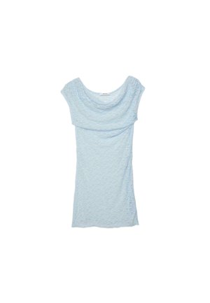 Svetlo modra obleka s kratkimi rokavi iz čipke z širokim nabranim izrezom in oprijeto silhueto na belem ozadju.