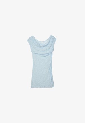 Svetlomodré krátke čipkované šaty s krátkym rukávom, širokým zavinovacím výstrihom a priliehavým strihom na bielom pozadí.