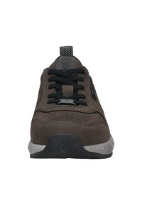 Brauner Wildleder-Sneaker mit schwarzen Schnürsenkeln, gebrandetem Zungenetikett und weißer Sohle, von vorne auf weißem Hintergrund betrachtet.