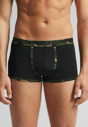 Schwarze Boxer-Briefs mit einem camouflagemuster Gürtel und Besatz. Hergestellt aus dehnbarem Material, bieten sie eine mittelhohe Passform und ein unterstützendes Pouch-Design.