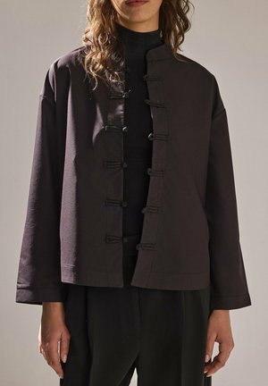 Touché Privé, MANDARİN COLLAR POPLİN SHİRT - Veste légère - black