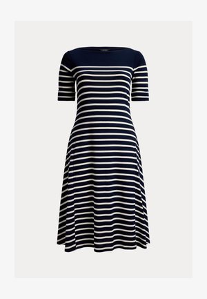 Tamsiai mėlyna ir balta dryžuota suknelė trumpomis rankovėmis, valtine iškirpte ir platėjančia sijono dalimi. Pagaminta iš minkštos medžiagos su lygiu paviršiumi.