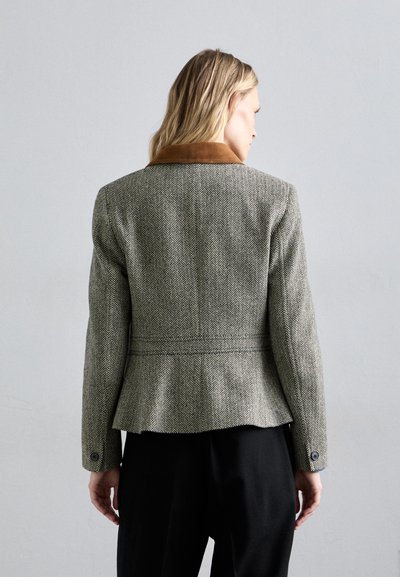 Sako s houndstooth vzorom v šedej a čiernej farbe s hnedým semišovým golierom. Prispôsobený strih, švy na ramenách a zapínanie na gombíky.