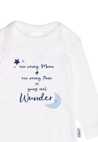 Langärmliger Baumwoll-Body in Weiß mit dunkelblauem Text und einem blauen Halbmond-Graphic mit Gesicht, der eine verspielte Botschaft über die Familie vermittelt.