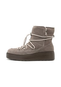 Botas de tobillo de ante en un tono taupe suave con una suela de plataforma gruesa y texturizada. Presenta cordones beige gruesos y un collar acolchado para mayor comodidad.
