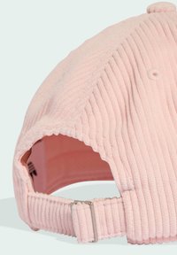 Ružová kordurová čiapka s textúrovaným povrchom, nastaviteľný remienok s kovovou sponou na zadnej strane, detail zaobleného vrchného gombíka.