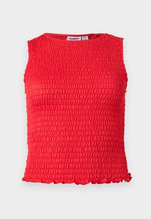 Κόκκινο crop top χωρίς μανίκια με ρυτιδωμένο υφή και μικρό βολάν στο κάτω μέρος.