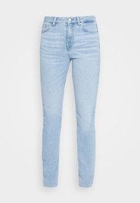 Jeans de mezclilla azul claro con cintura alta, corte ajustado, cinco bolsillos y costuras en contraste. Incluyen un cierre frontal con botón y cremallera.