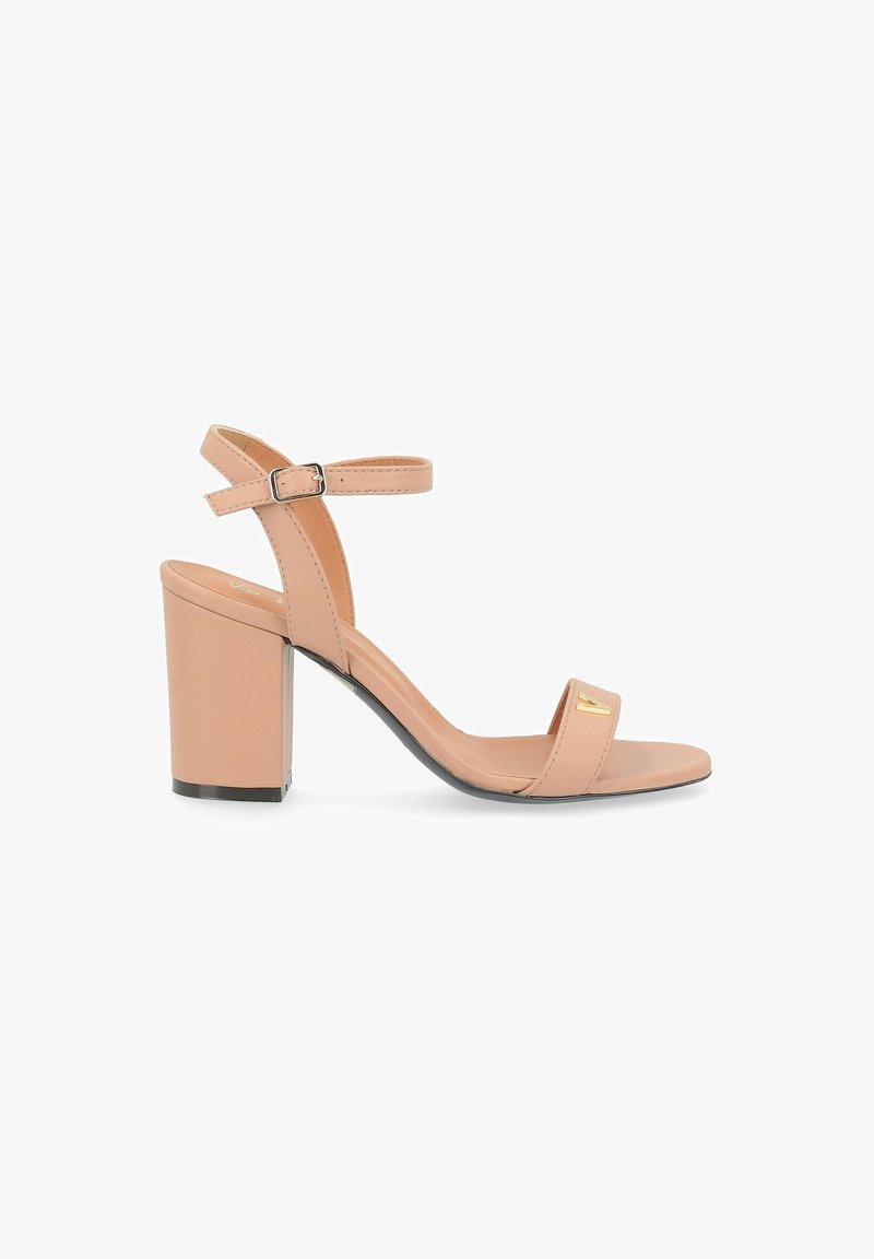 Sandale à talon rose avec un talon bloc, bride de cheville ajustable et design minimaliste. Présente un accent doré sur la bride. Texture lisse.