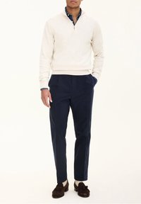Oscar Jacobson Stickad tröja - white